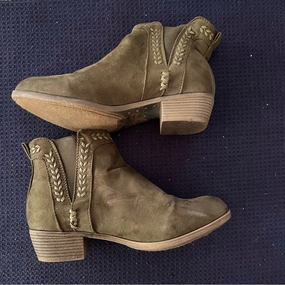 Elegant Suede Ankle Booties in Gray